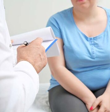 Kobieta z nadwagą podczas wizyty u lekarza