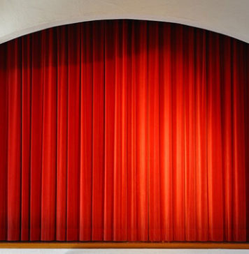 Teatr- dlaczego warto zabrać do niego seniora?