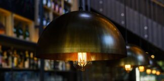 Nowoczesne lampy wiszące w kilku odsłonach - sposoby na niebanalne oświetlenie każdego wnętrza